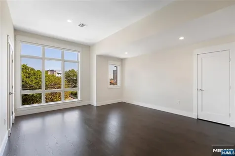 1639 Maple Street Fort Lee NJ 07024