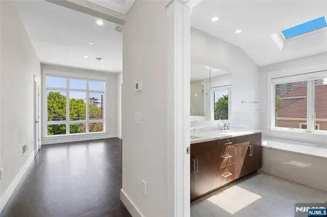 1639 Maple Street Fort Lee NJ 07024