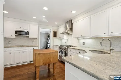 1 Van Dyke Drive Ho-ho-kus NJ 07423