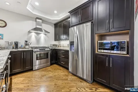 21 Marquis Court Edgewater NJ 07020