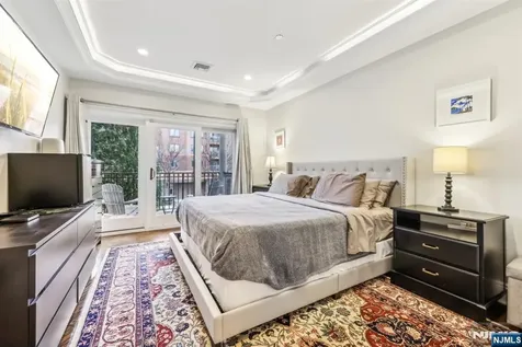21 Marquis Court Edgewater NJ 07020