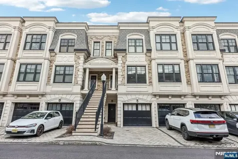 21 Marquis Court Edgewater NJ 07020