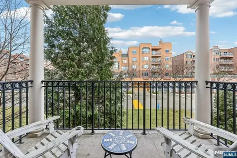 21 Marquis Court Edgewater NJ 07020