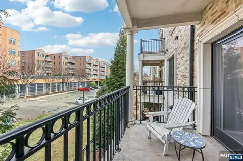 21 Marquis Court Edgewater NJ 07020