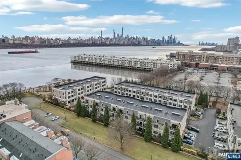 21 Marquis Court Edgewater NJ 07020