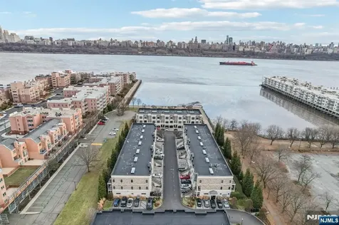 21 Marquis Court Edgewater NJ 07020