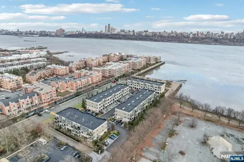 21 Marquis Court Edgewater NJ 07020