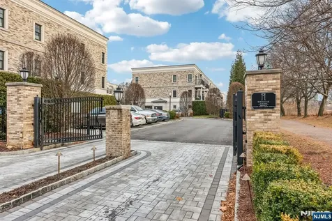 21 Marquis Court Edgewater NJ 07020