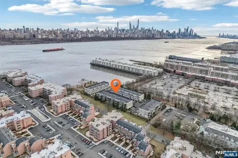 21 Marquis Court Edgewater NJ 07020