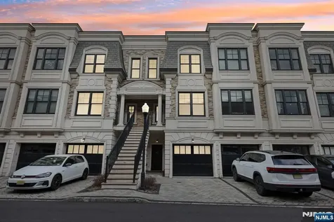21 Marquis Court Edgewater NJ 07020