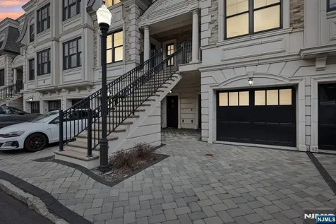 21 Marquis Court Edgewater NJ 07020