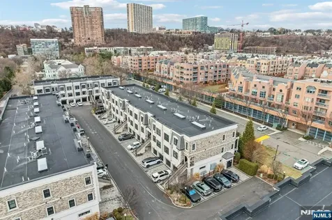 21 Marquis Court Edgewater NJ 07020