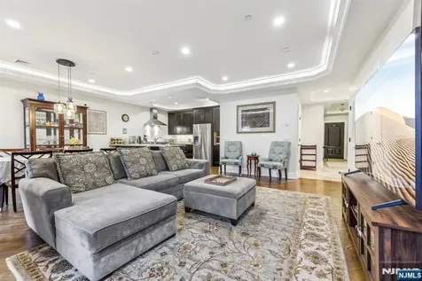 21 Marquis Court Edgewater NJ 07020