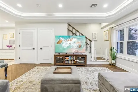 21 Marquis Court Edgewater NJ 07020