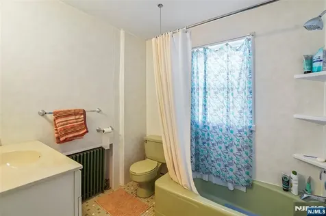 25 Ralph Street Bergenfield NJ 07621