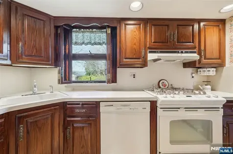 395 Van Luyn Terrace Saddle Brook NJ 07663