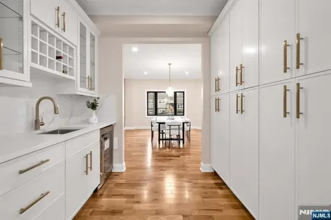 340 Ellen Place Paramus NJ 07652