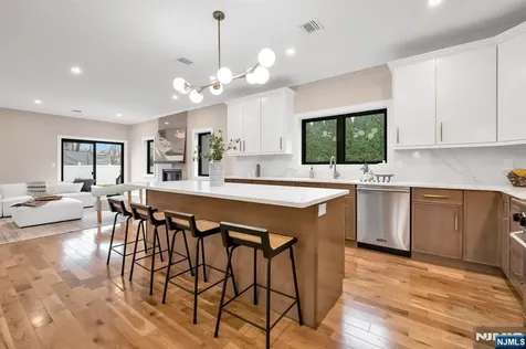 340 Ellen Place Paramus NJ 07652