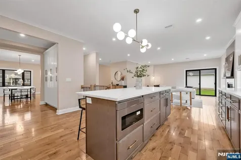 340 Ellen Place Paramus NJ 07652
