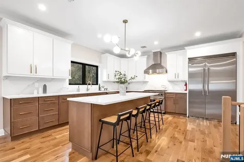 340 Ellen Place Paramus NJ 07652