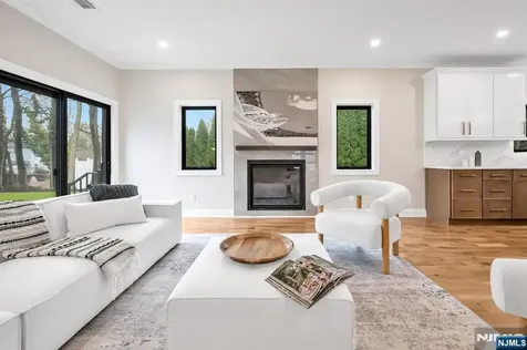 340 Ellen Place Paramus NJ 07652