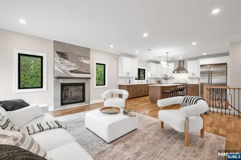 340 Ellen Place Paramus NJ 07652