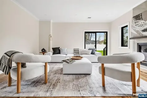 340 Ellen Place Paramus NJ 07652