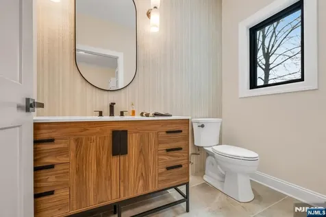 340 Ellen Place Paramus NJ 07652
