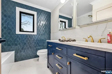 340 Ellen Place Paramus NJ 07652