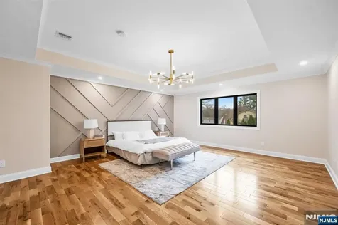 340 Ellen Place Paramus NJ 07652