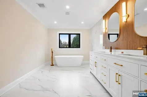 340 Ellen Place Paramus NJ 07652