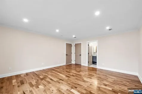 340 Ellen Place Paramus NJ 07652