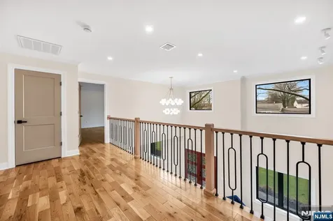 340 Ellen Place Paramus NJ 07652