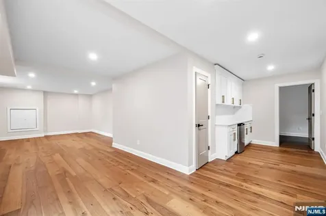 340 Ellen Place Paramus NJ 07652