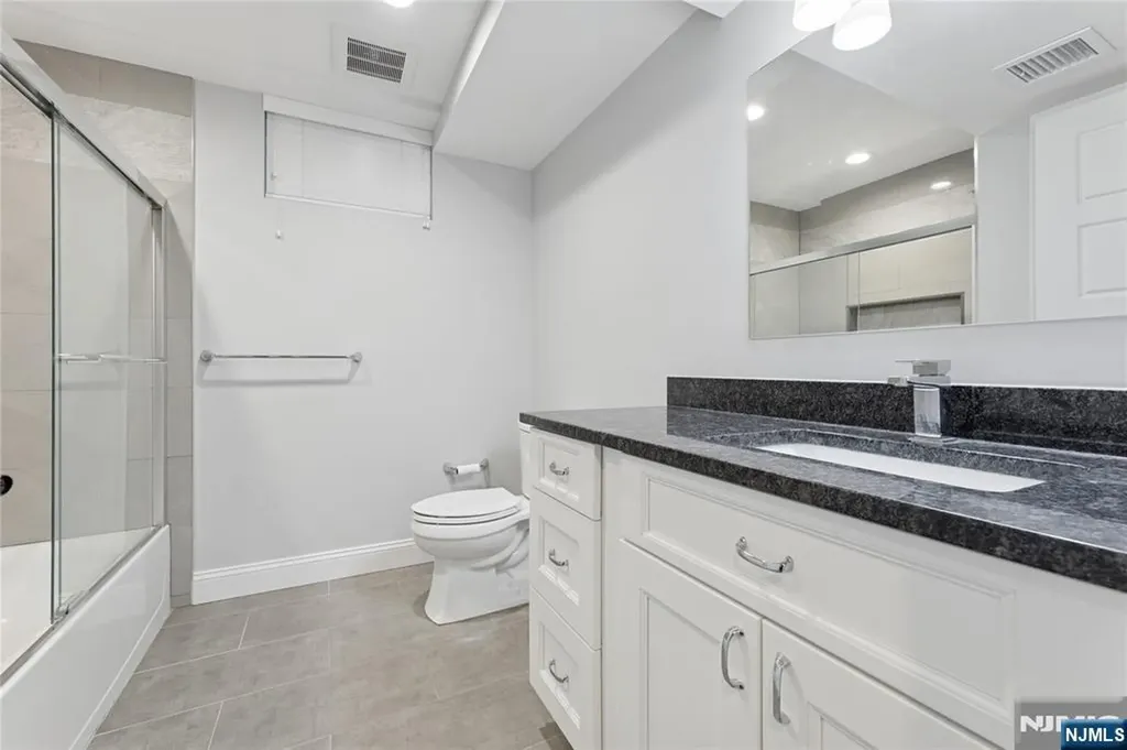 177 Baker Avenue Bergenfield NJ 07621