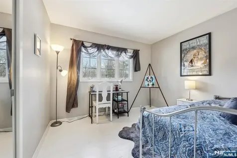 60 Cherokee Trail Oakland NJ 07436