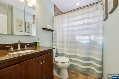 60 Cherokee Trail Oakland NJ 07436