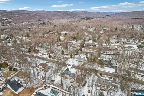 60 Cherokee Trail Oakland NJ 07436