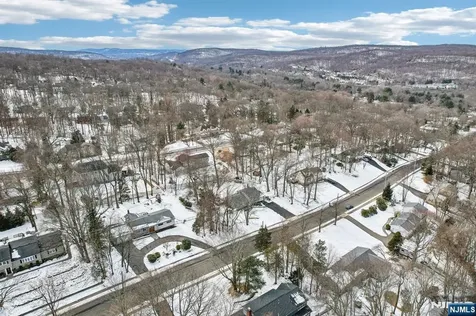 60 Cherokee Trail Oakland NJ 07436