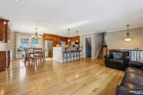 60 Cherokee Trail Oakland NJ 07436