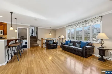 60 Cherokee Trail Oakland NJ 07436