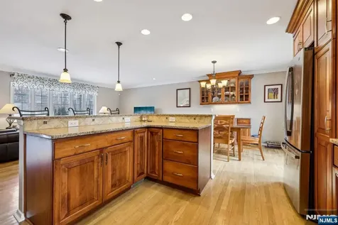 60 Cherokee Trail Oakland NJ 07436