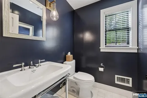 22 Oakwood Road Allendale NJ 07401