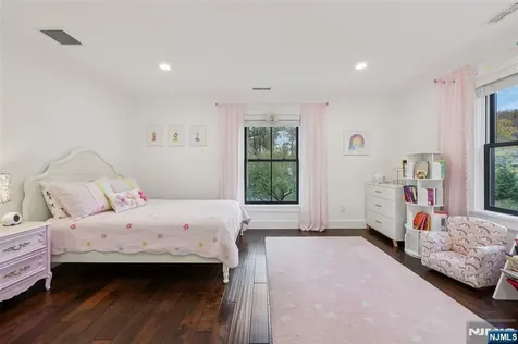 22 Oakwood Road Allendale NJ 07401