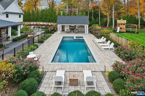 22 Oakwood Road Allendale NJ 07401