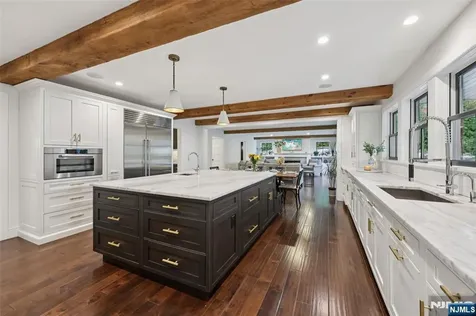 22 Oakwood Road Allendale NJ 07401