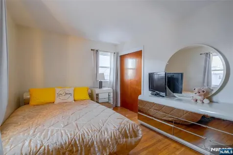17A Garden Drive Elmwood Park NJ 07407