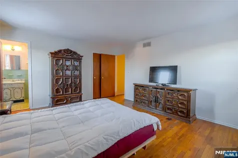 17A Garden Drive Elmwood Park NJ 07407