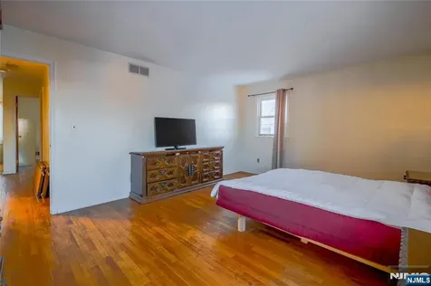17A Garden Drive Elmwood Park NJ 07407