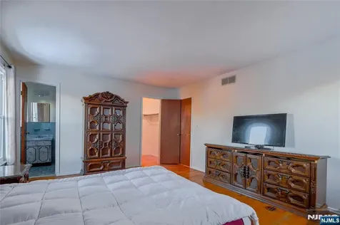 17A Garden Drive Elmwood Park NJ 07407